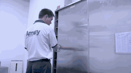 Personnel change shoes when entering and leaving the clean room.gif