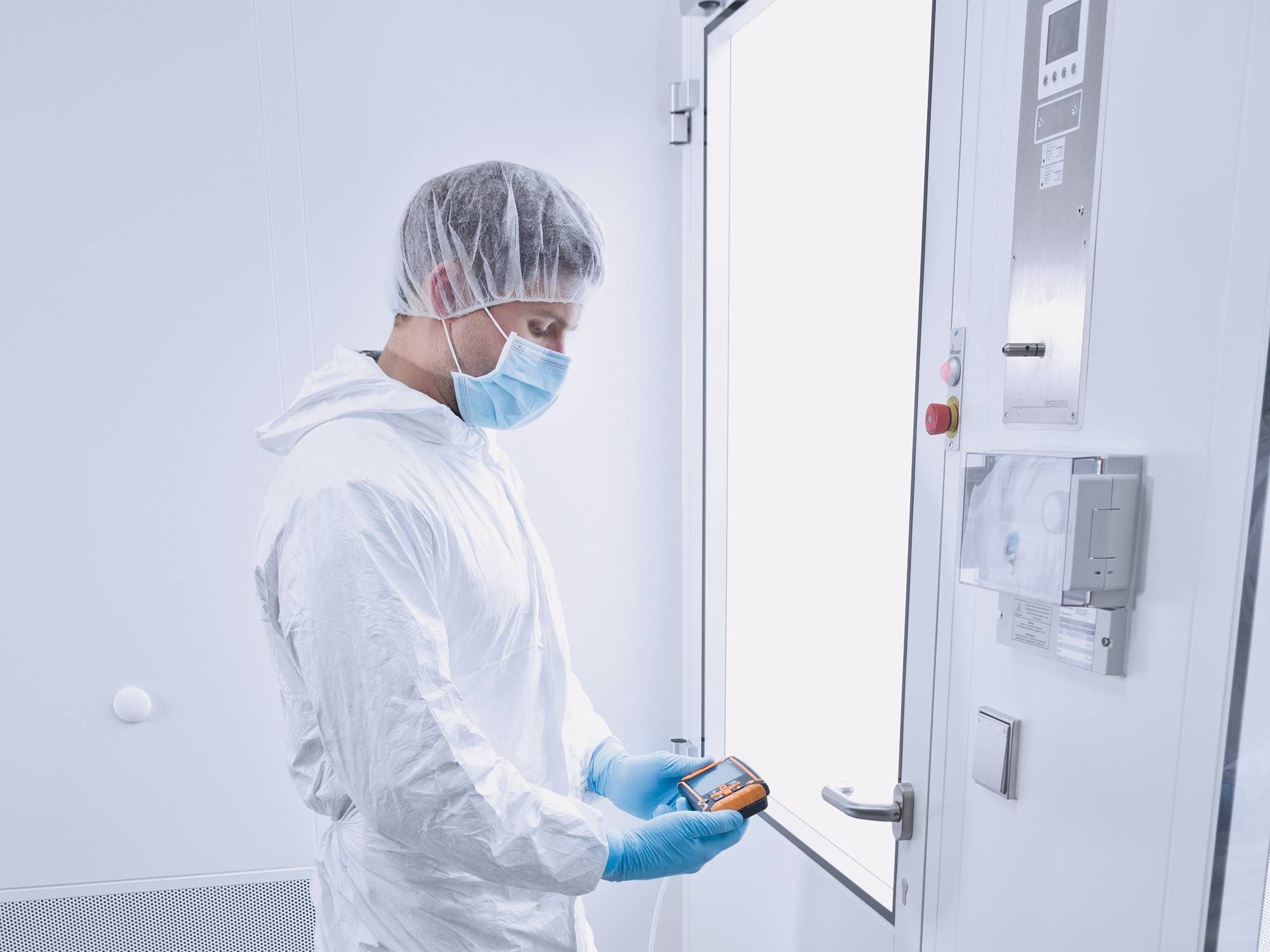 Ensuring minimal pressure difference in cleanrooms | Testo Ltd
