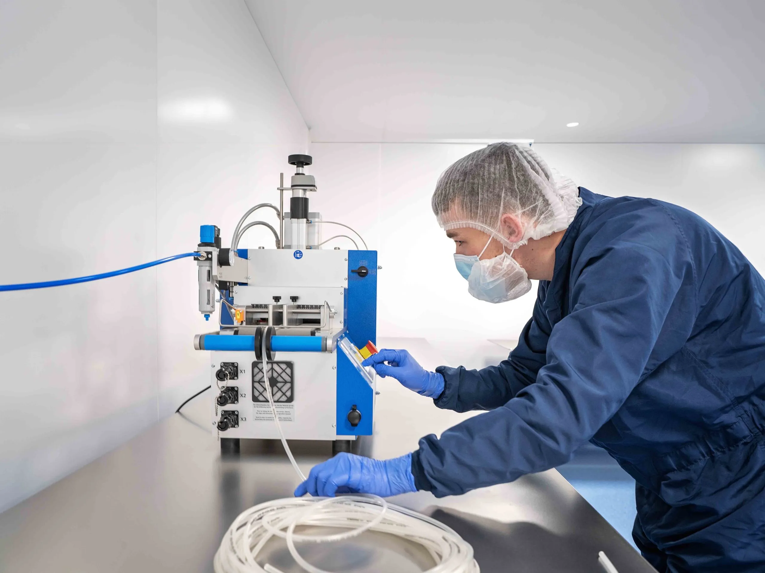 Personnel training – the backbone of cleanroom expertise - Alflow Personnel training – the backbone of cleanroom expertise - Alflow