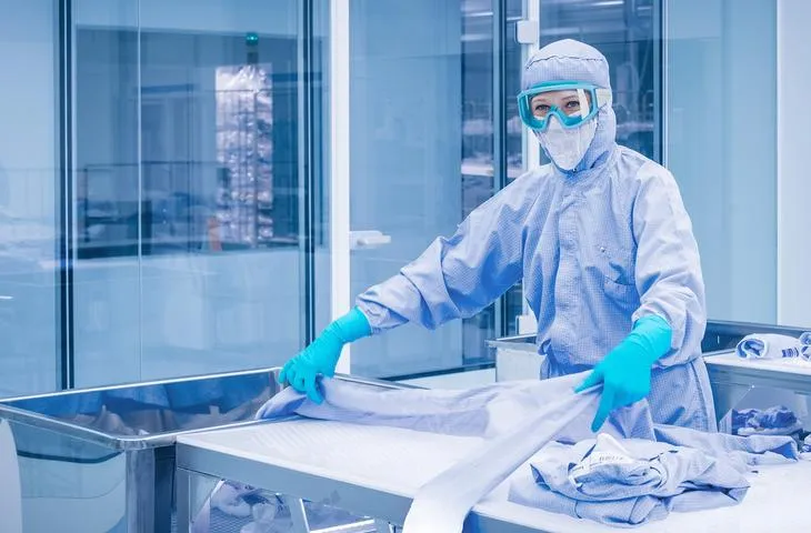 Requirements for Class D cleanroom work clothes