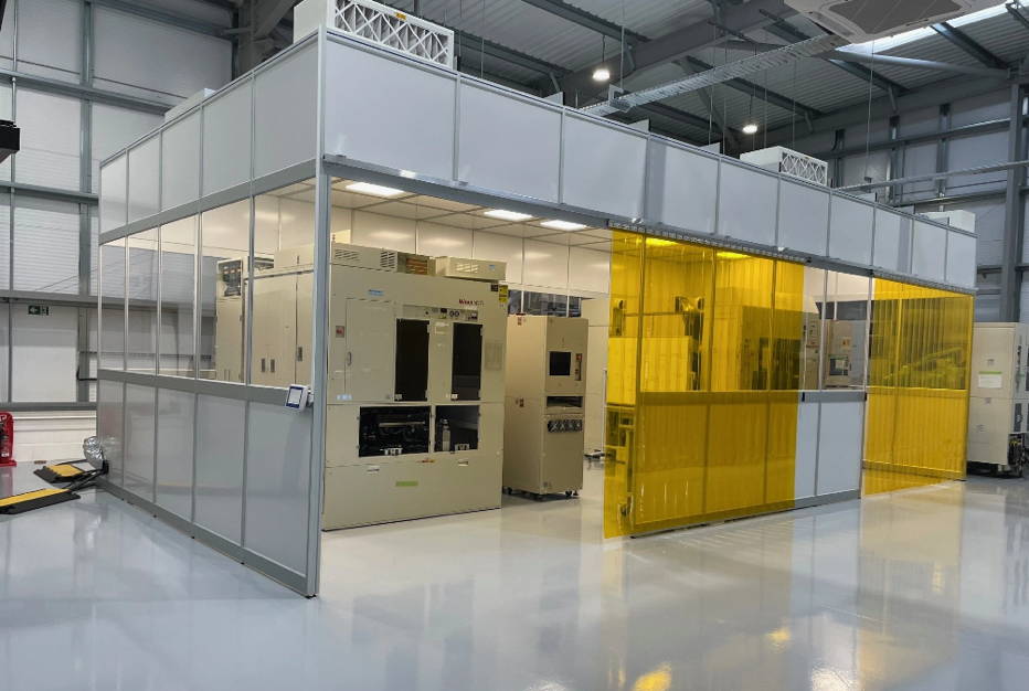 Which industries use modular cleanrooms?