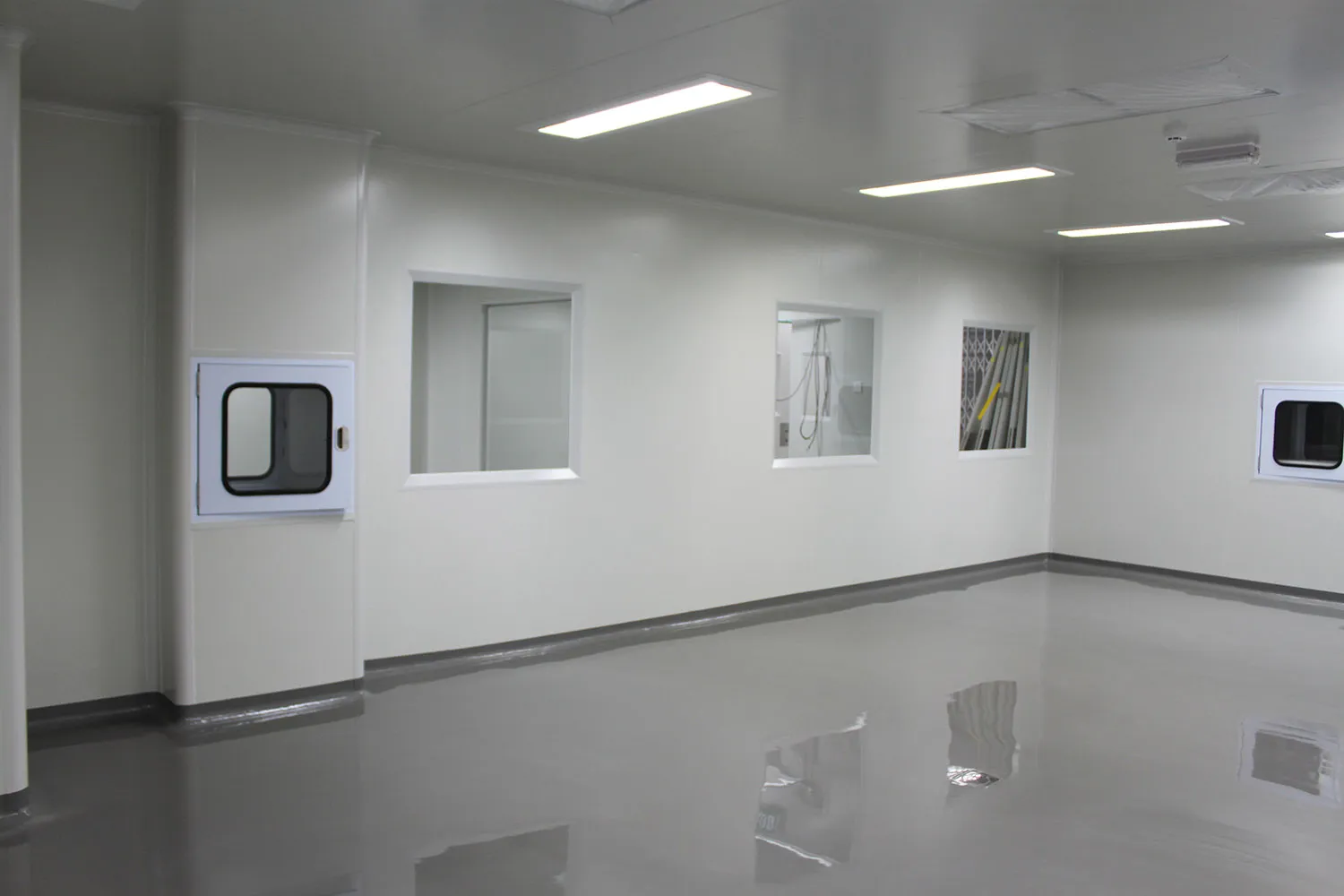 Biotech pharmaceutical cleanroom interface and commissioning context