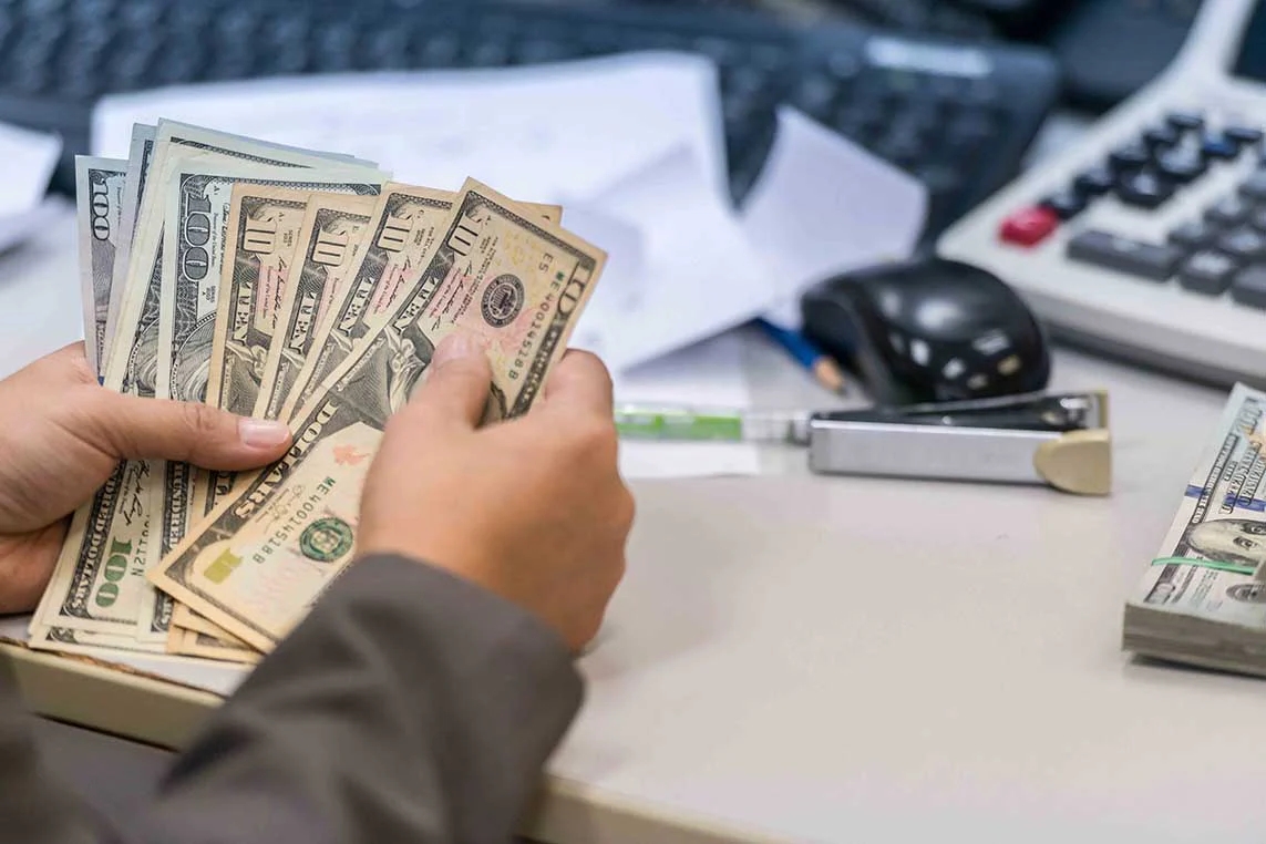 beb18b18dae58f937da342379ee20af3_counting_money_1143x_v=1672816076.jpg