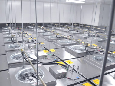 Engineers installing Deiiang 1175x575mm FFU in ISO Class 5 cleanroom ceiling grid.jpg