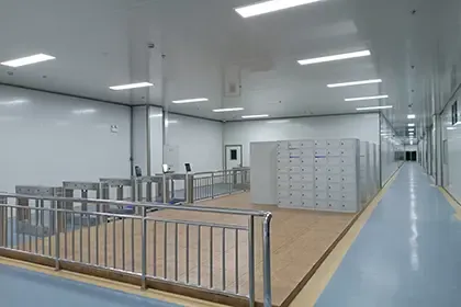 Separación de flujos de personal, materiales y equipos