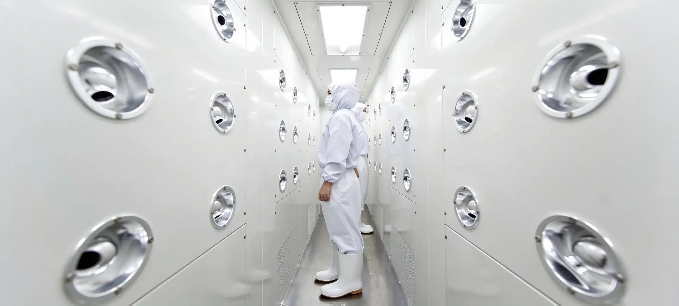 Personnel are exposed to air showers inside the air shower room Personnel are exposed to air showers inside the air shower room