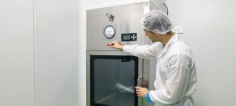 Checking pressure gradients and sealing air leakage in a cleanroom