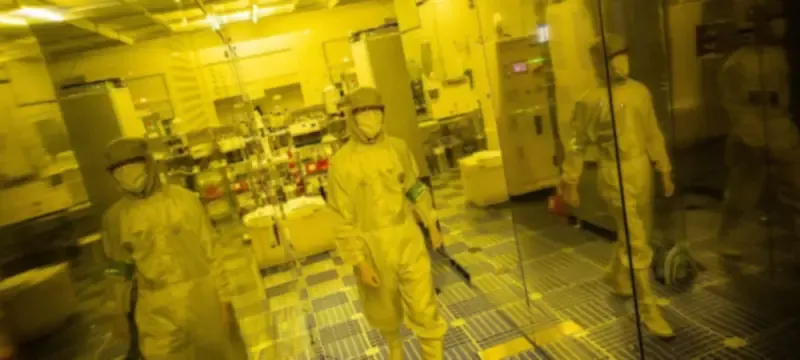 Semiconductor fab corridor with ULPA ceiling filtration under yellow light
