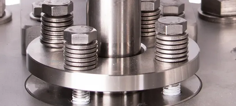 Inspecting a filter frame, seal and housing during maintenance