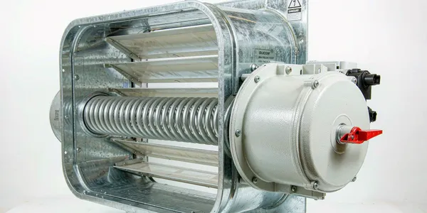 Spring-loaded motorized backdraft damper with actuator